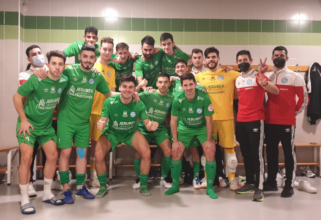 Los integrantes del JERUBEX Santiago celebran el triunfo en el vestuario tras el partido ante el Rivas Los integrantes del JERUBEX Santiago celebran el triunfo en el vestuario tras el partido ante el Rivas