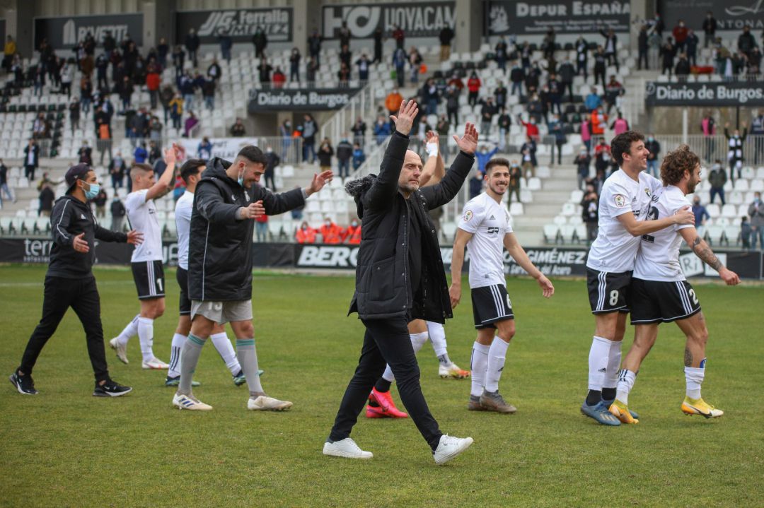 El Burgos celebró por todo lo alto el triunfo con el que da un salto de gigante El Burgos celebró por todo lo alto el triunfo con el que da un salto de gigante