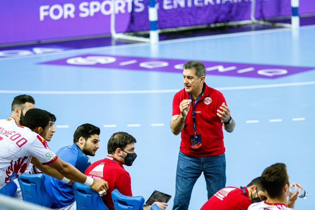Manolo Cadenas da instrucciones a sus jugadores durante el partido contra el Wisla Plock Manolo Cadenas da instrucciones a sus jugadores durante el partido contra el Wisla Plock