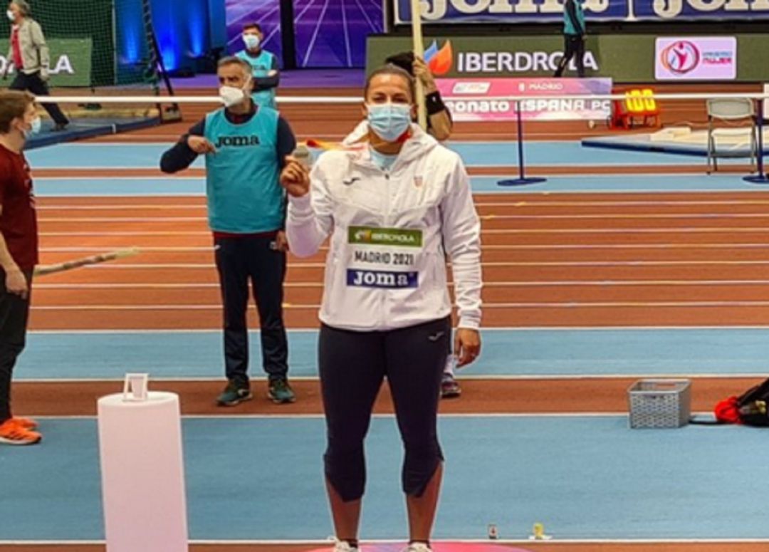 Úrsula Ruiz posando con la medalla de plata Úrsula Ruiz posando con la medalla de plata
