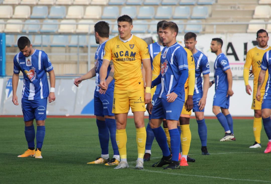 Jordi Sánchez rodeado por jugadores del Lorca Deportiva Jordi Sánchez rodeado por jugadores del Lorca Deportiva