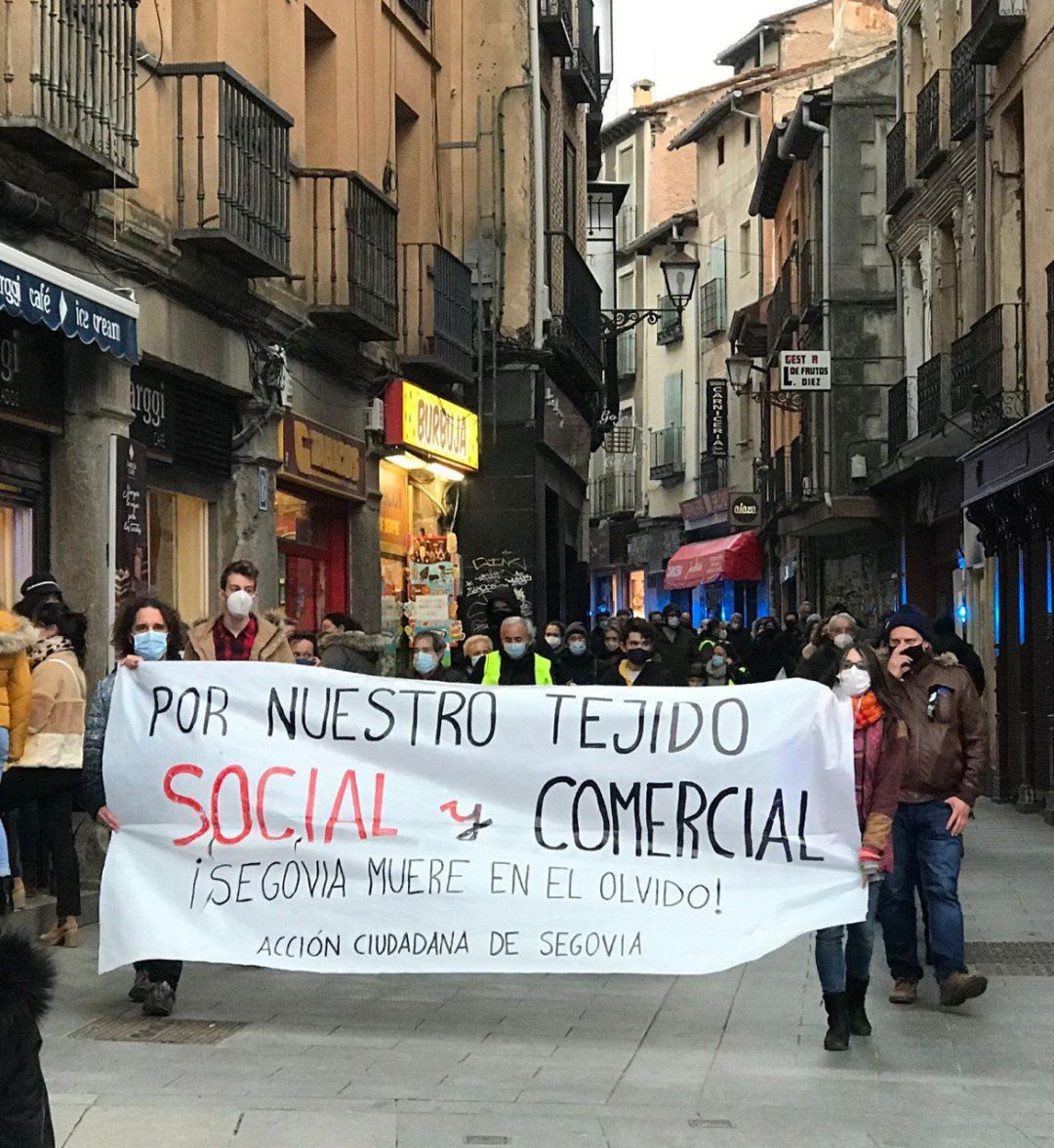 Más de un centenar de personas se manifiestan bajo el lema " Segovia muere en el olvido " Más de un centenar de personas se manifiestan bajo el lema " Segovia muere en el olvido "