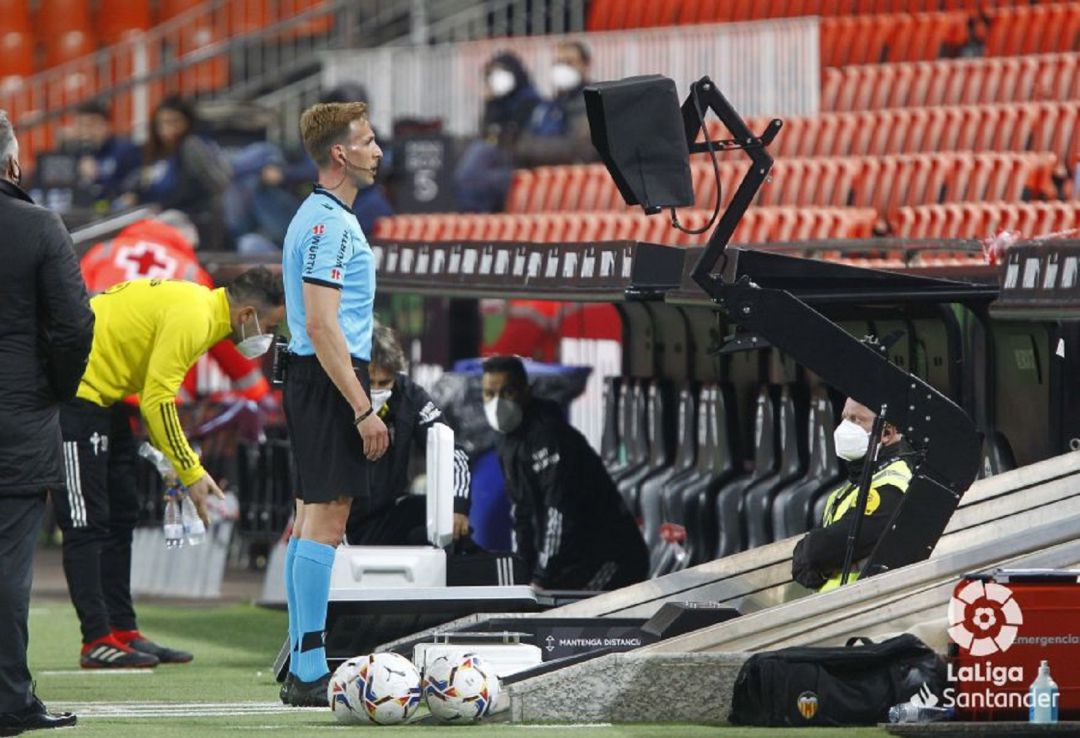 Pizarro Gómez comprueba en el VAR la jugada en la que expulsó al portero del Celta, Rubén Blanco Pizarro Gómez comprueba en el VAR la jugada en la que expulsó al portero del Celta, Rubén Blanco