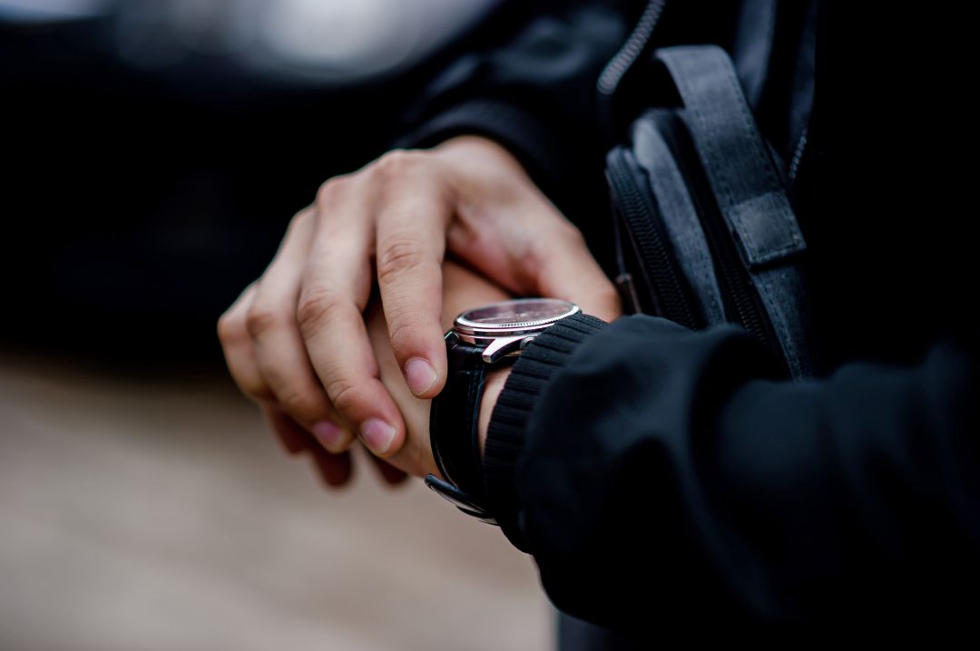 Un hombre mira su reloj Un hombre mira su reloj