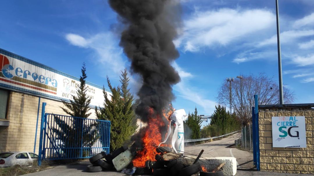 Hoguera a las puertas de la factoría de Siemens Gamesa en Cuenca
CCOO Hoguera a las puertas de la factoría de Siemens Gamesa en Cuenca
CCOO