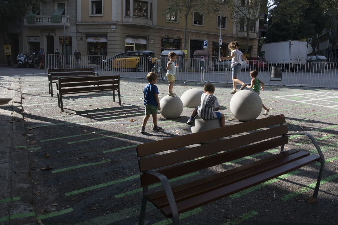 Entorn pacificat d'una escola de Sagrada Família. Entorn pacificat d'una escola de Sagrada Família.