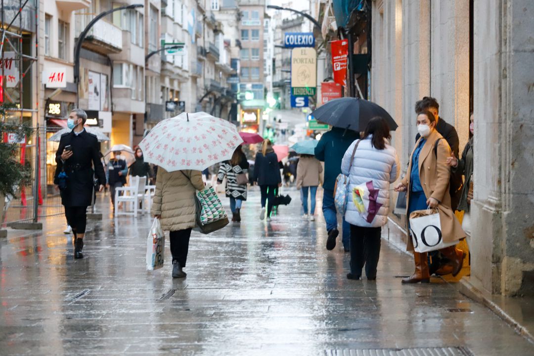 Varias personas pasean por una calle comercial de Vigo (Galicia) Varias personas pasean por una calle comercial de Vigo (Galicia)