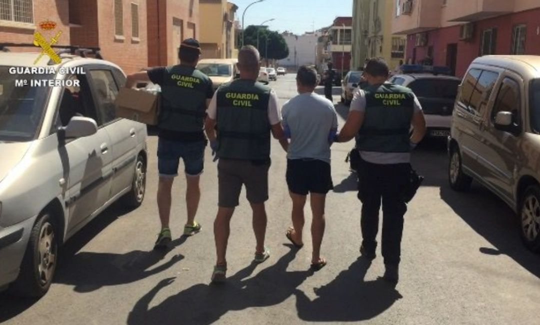 La Guardia Civil detiene a uno de los implicados en la explotación sexual de menores. La Guardia Civil detiene a uno de los implicados en la explotación sexual de menores.