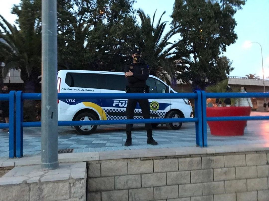 Agente de la unidad FOX de la Policía Local de Alicante Agente de la unidad FOX de la Policía Local de Alicante
