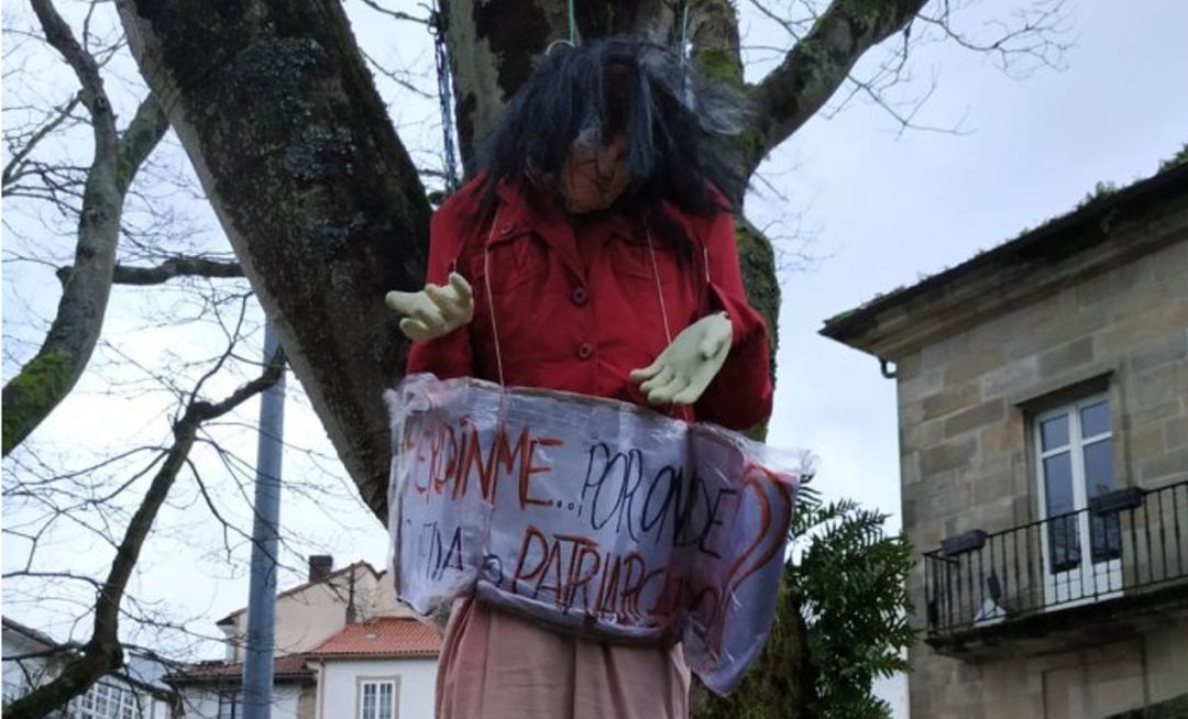 La muñeca ahorcada con la cara de Carmen Calvo. La muñeca ahorcada con la cara de Carmen Calvo.
