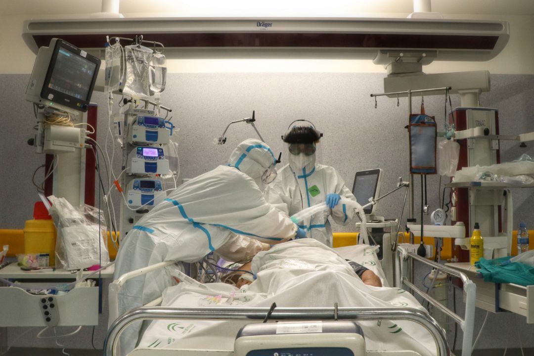 Facultativos atienden a un paciente con COVID-19 en la UCI del Hospital Reina Sofía de Córdoba Facultativos atienden a un paciente con COVID-19 en la UCI del Hospital Reina Sofía de Córdoba