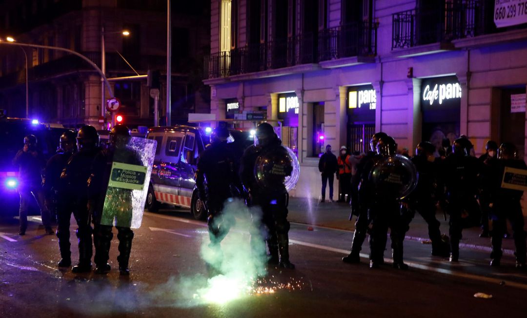 Mossos d´Esquadra desplegados en el centro de la ciudad de Barcelona este sábado, durante las protestas por la detención del rapero Pablo Hasél. Mossos d´Esquadra desplegados en el centro de la ciudad de Barcelona este sábado, durante las protestas por la detención del rapero Pablo Hasél.