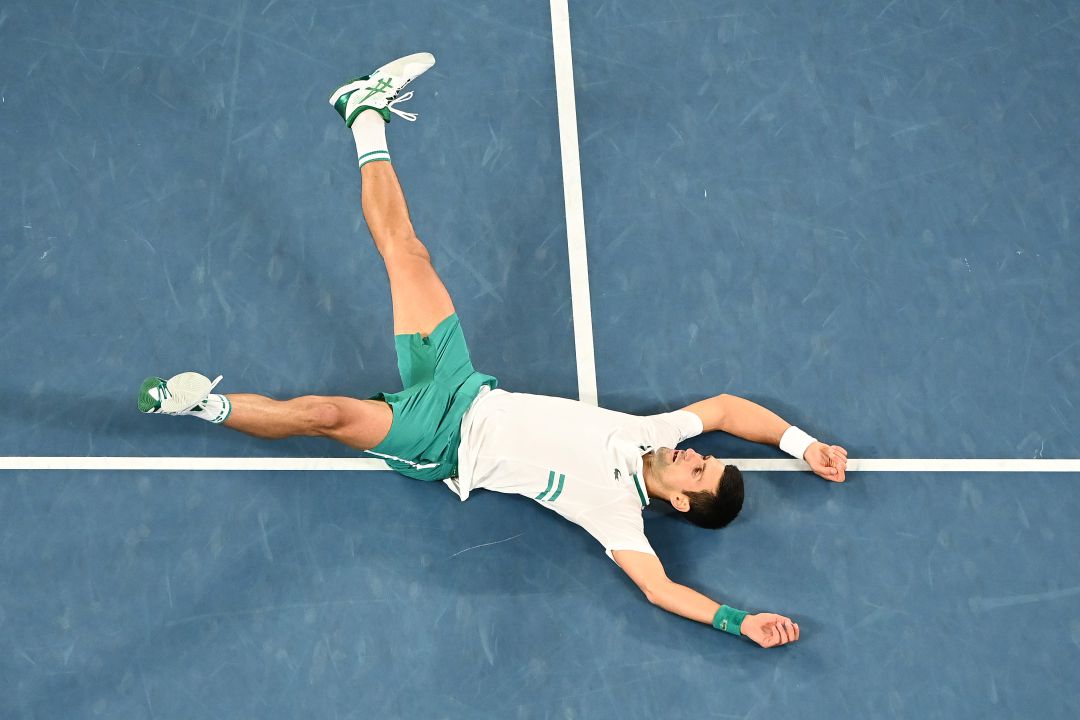 Djokovic tras ganar a Medvedev y logra su 18º Grand Slam. Djokovic tras ganar a Medvedev y logra su 18º Grand Slam.
