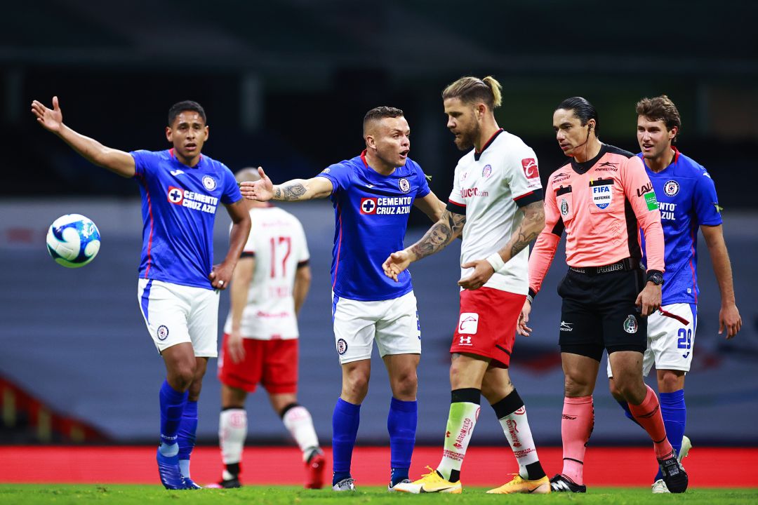 Los jugadores de Cruz Azul protestan ante el fallo garrafal de Óscar Macías Los jugadores de Cruz Azul protestan ante el fallo garrafal de Óscar Macías