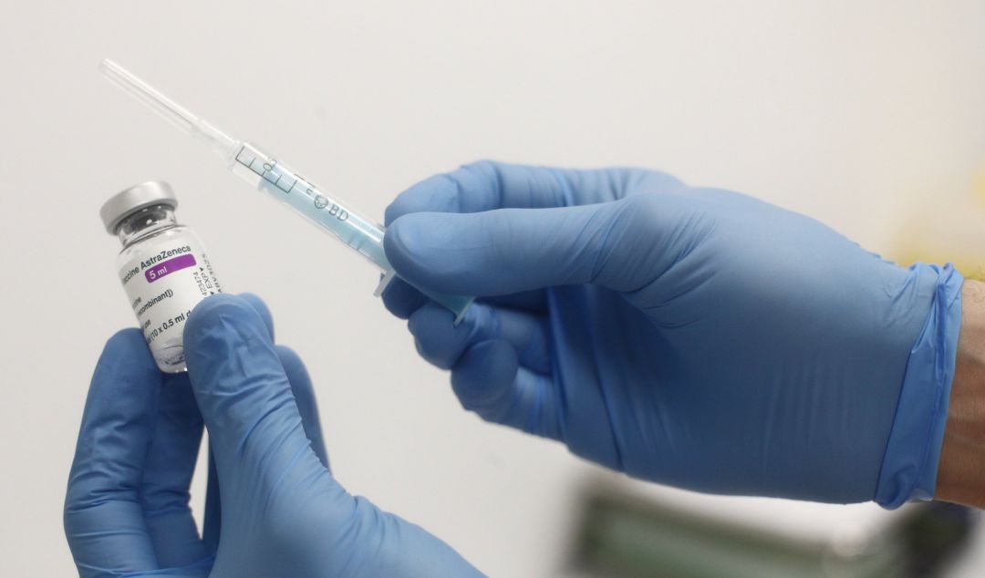 Una profesional sanitaria sostiene una dosis de la vacuna contra la COVID-19 de AstraZeneca Una profesional sanitaria sostiene una dosis de la vacuna contra la COVID-19 de AstraZeneca