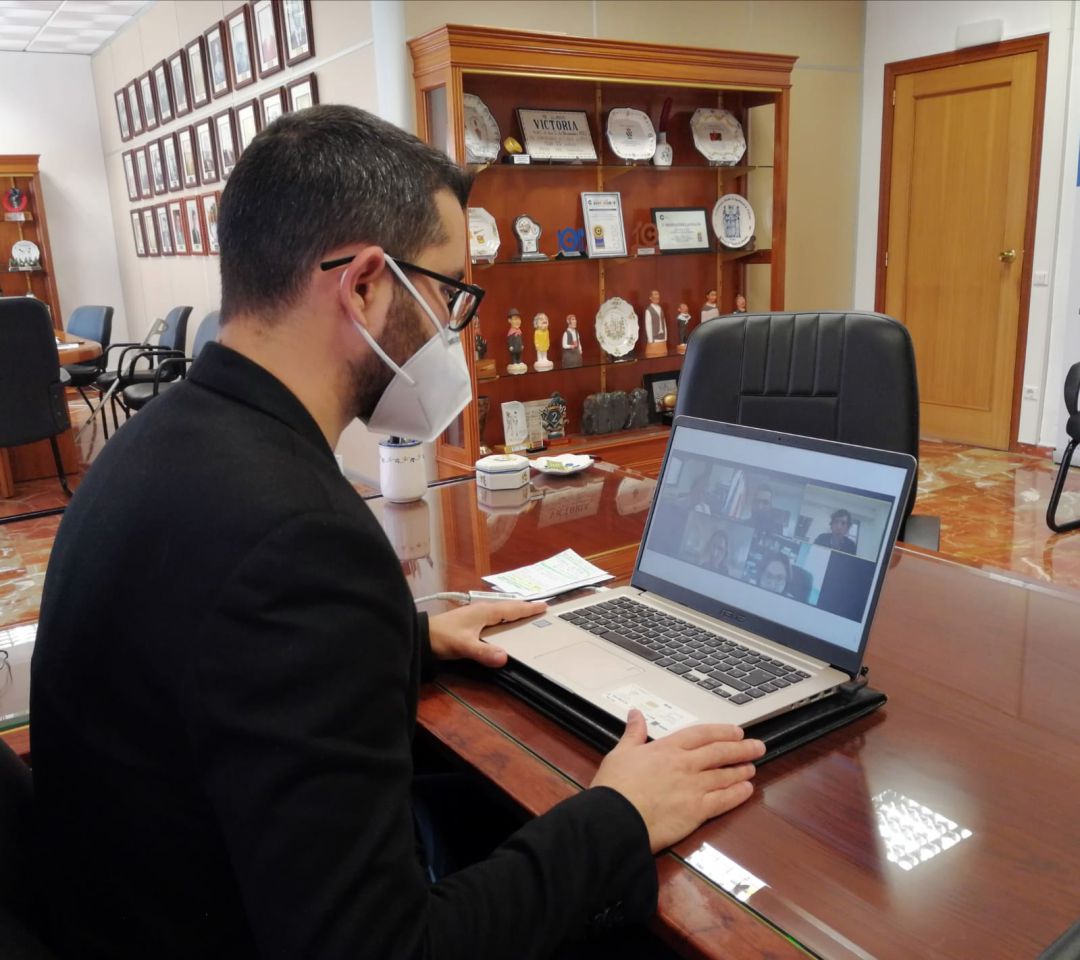 Además de esta iniciativa, en la mesa de trabajo por el sector cerámico se ha acordado también que se trabajará para que las administraciones sean más ágiles en la tramitación de permisos Además de esta iniciativa, en la mesa de trabajo por el sector cerámico se ha acordado también que se trabajará para que las administraciones sean más ágiles en la tramitación de permisos
