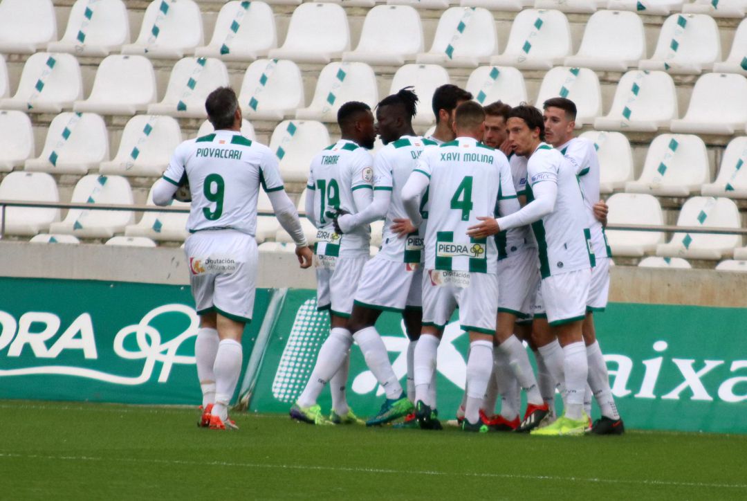 El equipo celebra el primer gol del partido. El equipo celebra el primer gol del partido.