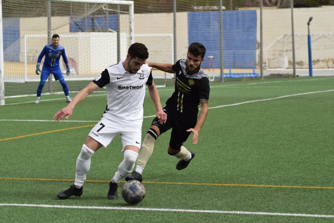 Carlos Monrabal "Litri" aguanta el balón ante un defensor del Intercity Carlos Monrabal "Litri" aguanta el balón ante un defensor del Intercity