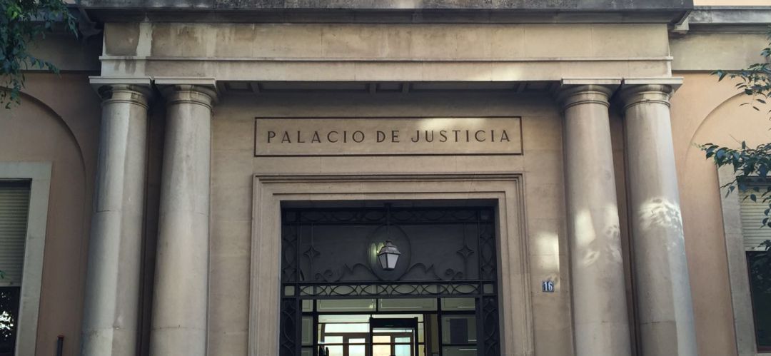 Entrada a la Audiencia Provincial de Jaén. Entrada a la Audiencia Provincial de Jaén.