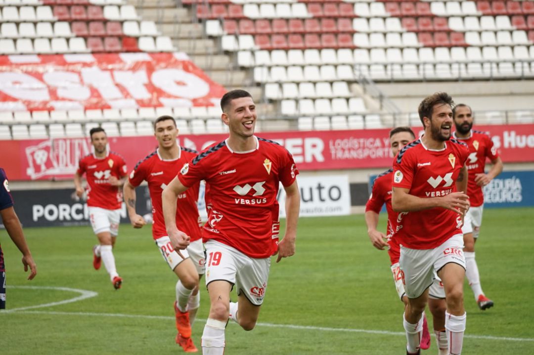 Alberto Toril celebra el gol de la victoria ante el Yeclano Alberto Toril celebra el gol de la victoria ante el Yeclano