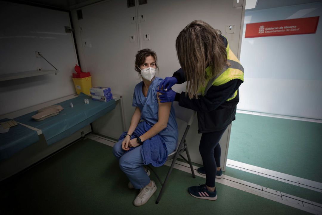 Una enfermera de la localidad navarra de Oronoz-Mugaire se vacuna de la covid-19 en la unidad móvil sanitaria única en Europa recorre estos meses diversas localidades Una enfermera de la localidad navarra de Oronoz-Mugaire se vacuna de la covid-19 en la unidad móvil sanitaria única en Europa recorre estos meses diversas localidades