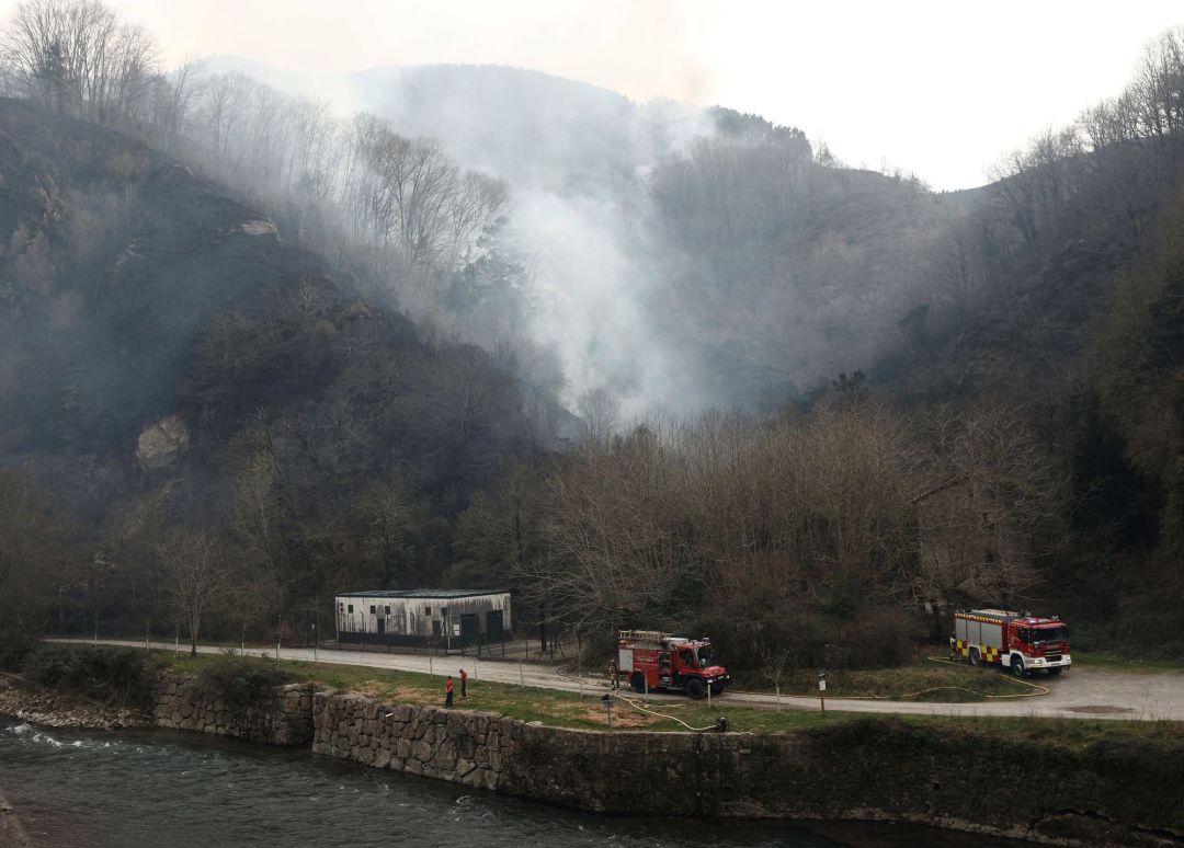 El fuego ha obligado a desalojar algunas viviendas en el municipio de Ibardin, así como varios caseríos y bordas, y a cortar temporalmente en ambos sentidos la carretera N-121 que conduce a Irun (Gipuzkoa) El fuego ha obligado a desalojar algunas viviendas en el municipio de Ibardin, así como varios caseríos y bordas, y a cortar temporalmente en ambos sentidos la carretera N-121 que conduce a Irun (Gipuzkoa)
