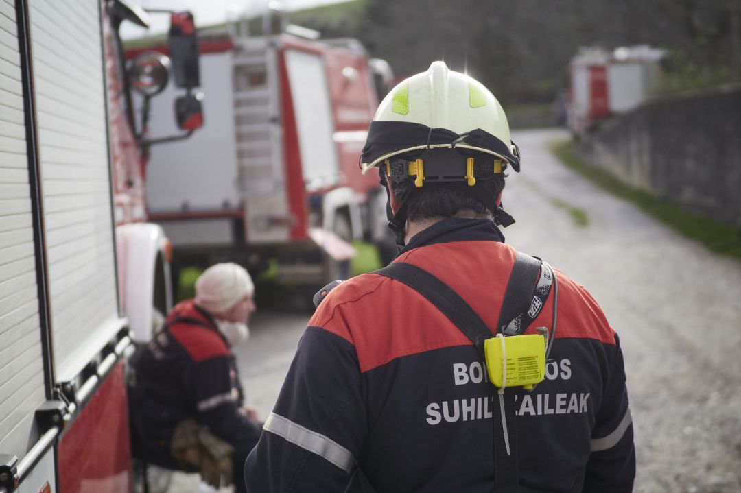 Varios bomberos de Navarra descansan próximos a la zona del fuego en AuzoBerri Varios bomberos de Navarra descansan próximos a la zona del fuego en AuzoBerri