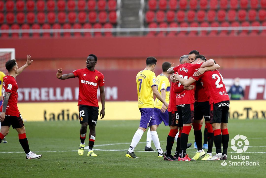 El Mallorca celebra mientras el Almería regresa a casa cabizbajo. El Mallorca celebra mientras el Almería regresa a casa cabizbajo.