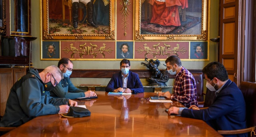 La reunión de trabajo que ha mantenido el presidente de la institución, José Manuel Caballero, con el teniente coronel jefe de la Comandancia de la Guardia Civil de Ciudad Real, Juan Antonio Valle Gómez La reunión de trabajo que ha mantenido el presidente de la institución, José Manuel Caballero, con el teniente coronel jefe de la Comandancia de la Guardia Civil de Ciudad Real, Juan Antonio Valle Gómez
