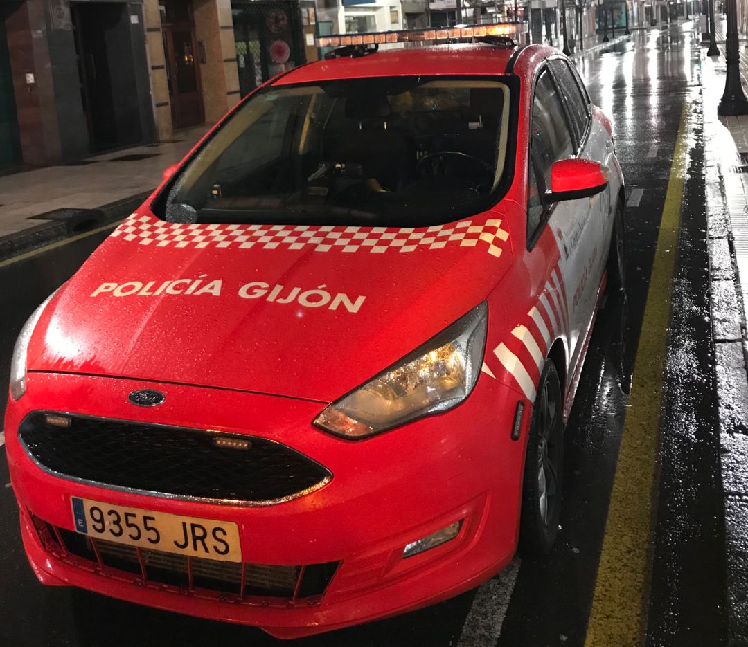 Un coche de la Policía Local patrullando en Gijón. Un coche de la Policía Local patrullando en Gijón.