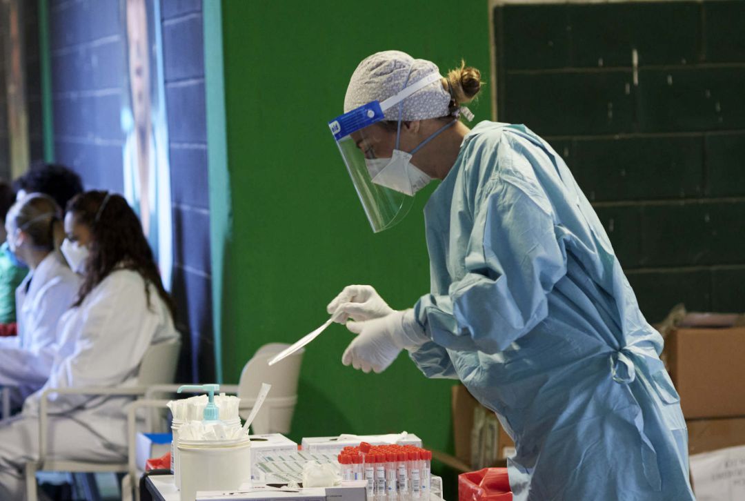 Una sanitaria realizando pruebas del COVID Una sanitaria realizando pruebas del COVID