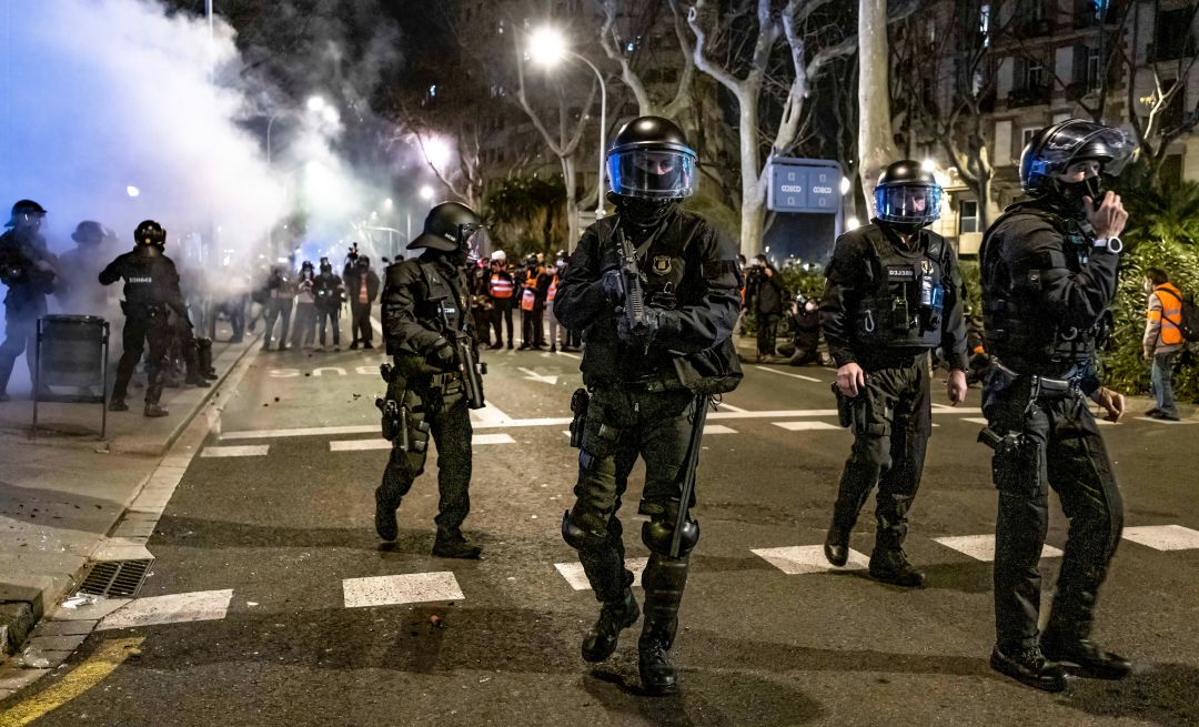 Los Mossos ante las protestas en Barcelona por Pablo Hasél. Los Mossos ante las protestas en Barcelona por Pablo Hasél.