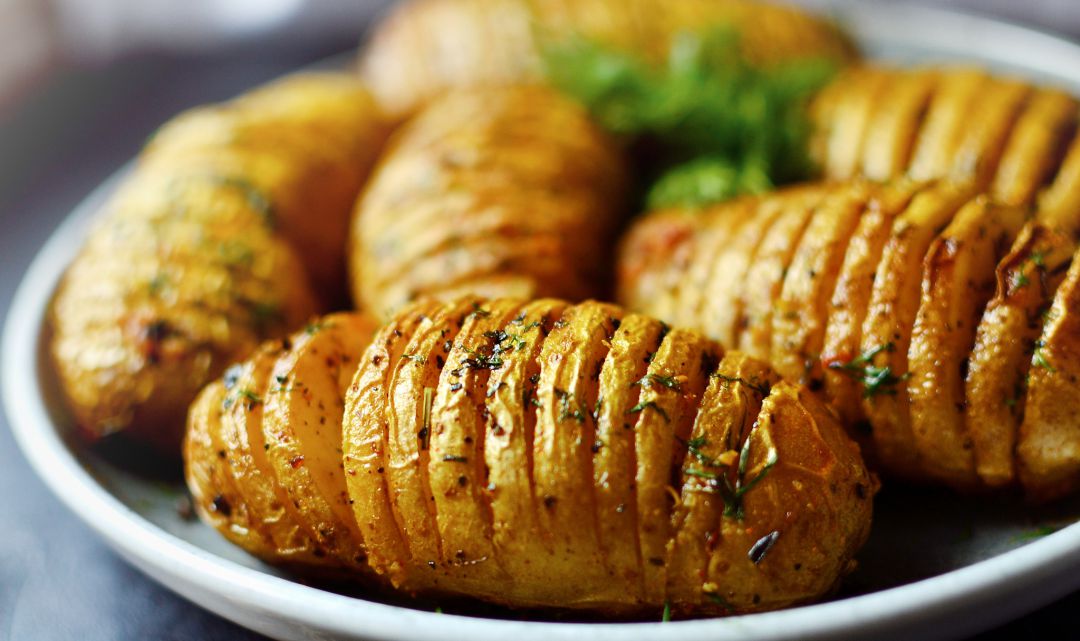 Aprende a hacer unas patatas Hasselback. Aprende a hacer unas patatas Hasselback.