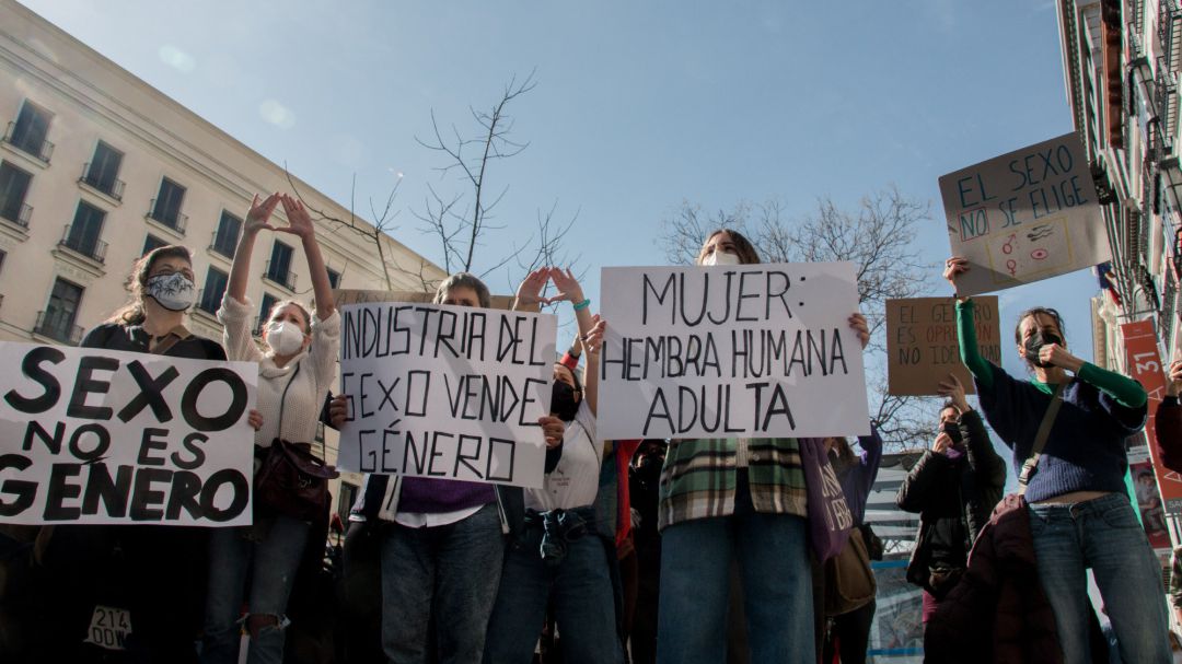 Varias mujeres participan en una manifestación contra las leyes Trans y LGTBI, ante el Ministerio de Igualdad Varias mujeres participan en una manifestación contra las leyes Trans y LGTBI, ante el Ministerio de Igualdad