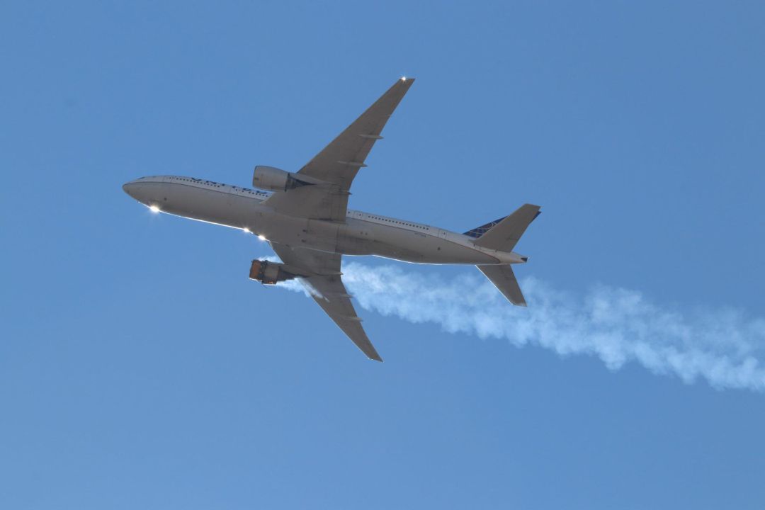 El avión de Denver con el motor incendiado. El avión de Denver con el motor incendiado.