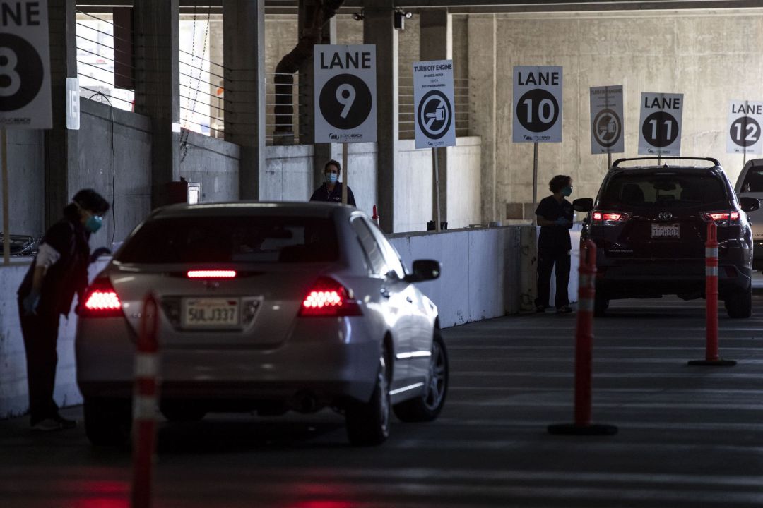 Personas se vacunan contra el Covid-19 en sus automóviles en el Centro de convenciones en Long Beach, al sur de Los Ángeles, California. Personas se vacunan contra el Covid-19 en sus automóviles en el Centro de convenciones en Long Beach, al sur de Los Ángeles, California.