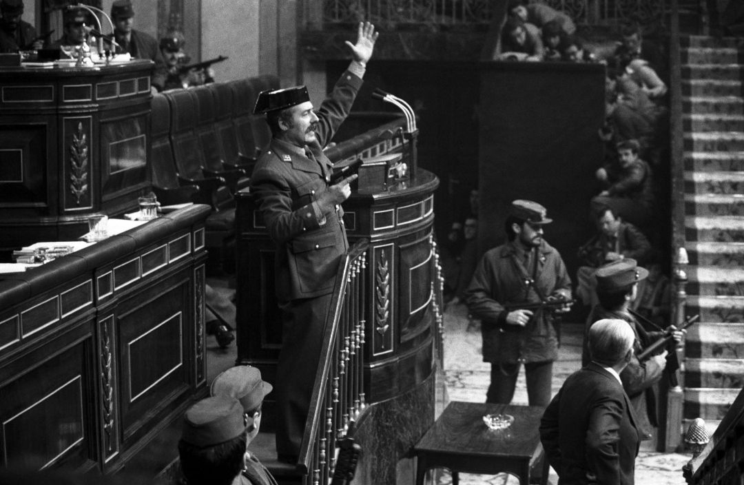 Fotografía de archivo del teniente coronel Antonio Tejero cuando irrumpió, pistola en mano, en el Congreso de los Diputados Fotografía de archivo del teniente coronel Antonio Tejero cuando irrumpió, pistola en mano, en el Congreso de los Diputados