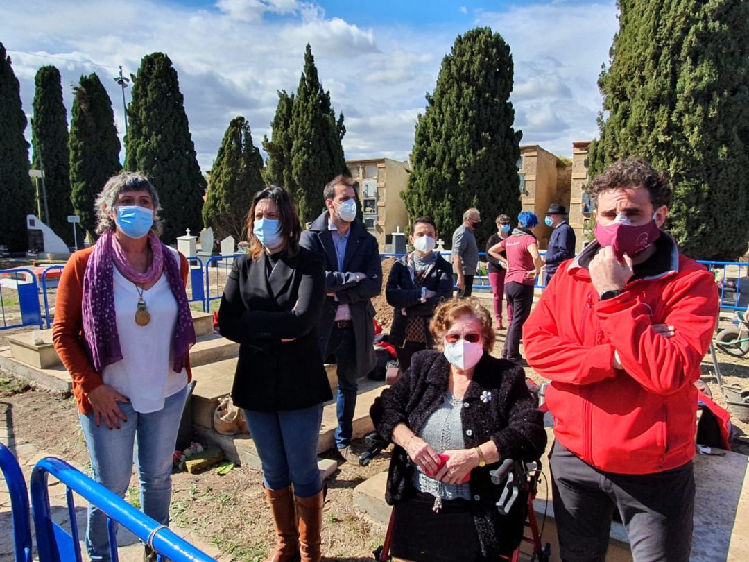 Varias personas contemplan los trabajos de exhumación en la fosa X del Cementerio de Alicante Varias personas contemplan los trabajos de exhumación en la fosa X del Cementerio de Alicante