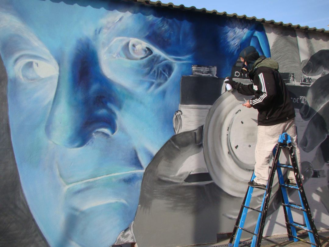 Franz Campoy en el proceso de elaboración de su mural Franz Campoy en el proceso de elaboración de su mural