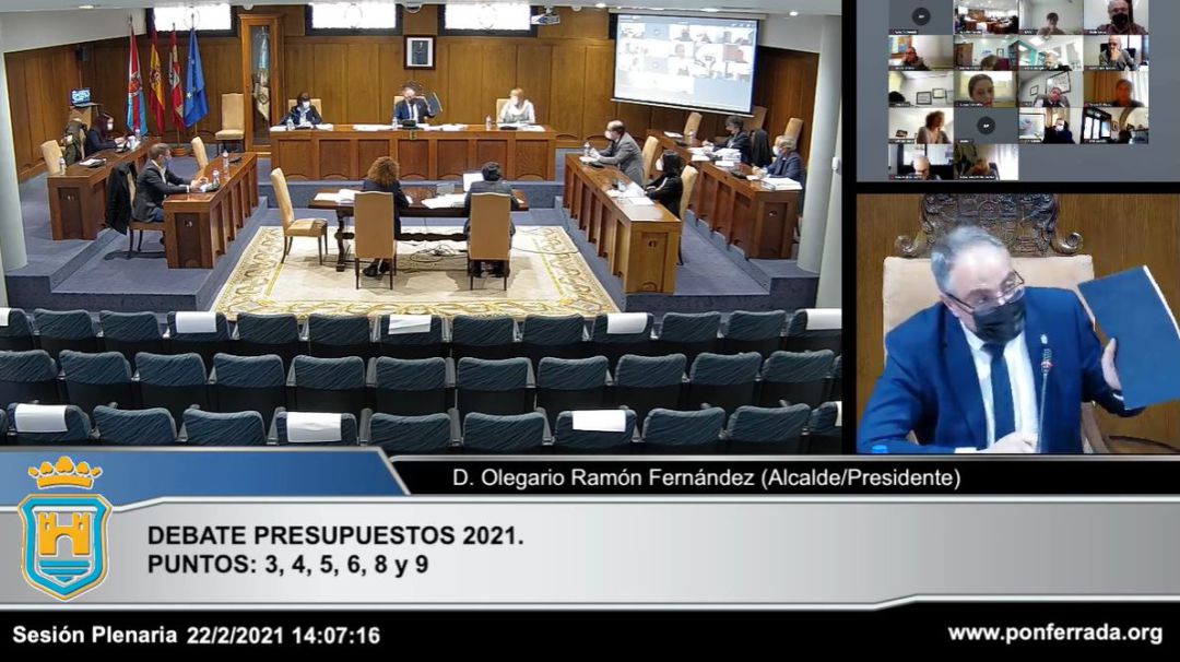Momento en el que el aclalde muestra la libreta en el pleno telemático Momento en el que el aclalde muestra la libreta en el pleno telemático