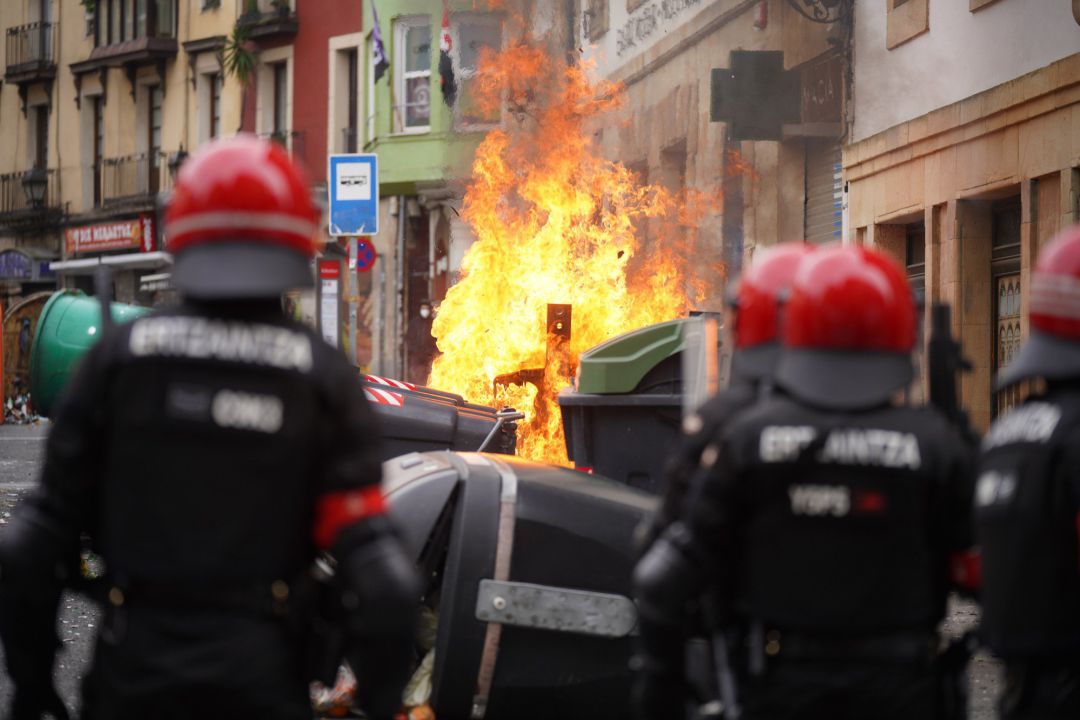 Varios agentes de la Ertzaintza observan como se quema un contenedor durante los altercados producidos en una manifestación contra el encarcelamiento de Pablo Hasel en el sexto día de protestas, en la Plaza de Arriaga, Bilbao, Varios agentes de la Ertzaintza observan como se quema un contenedor durante los altercados producidos en una manifestación contra el encarcelamiento de Pablo Hasel en el sexto día de protestas, en la Plaza de Arriaga, Bilbao,