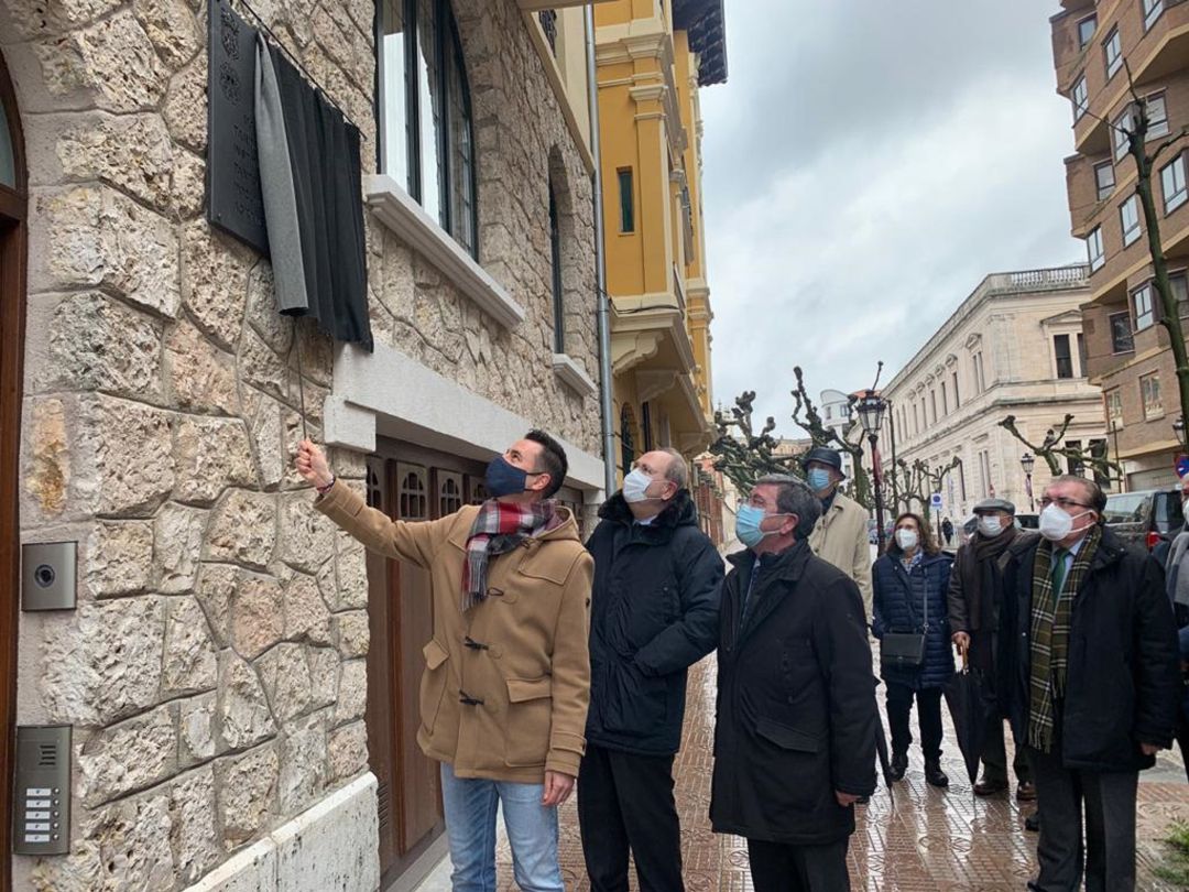 El alcalde de Burgos, Daniel de la Rosa, el director de la Institución Fernán González, José Manuel López y el presidente de la Diputación, César Rico, descubren la placa en homenaje a Eulalia Cáceres y Manuel Machado en el lugar que ocupó la pensión donde vivieron durante la Guerra Civil El alcalde de Burgos, Daniel de la Rosa, el director de la Institución Fernán González, José Manuel López y el presidente de la Diputación, César Rico, descubren la placa en homenaje a Eulalia Cáceres y Manuel Machado en el lugar que ocupó la pensión donde vivieron durante la Guerra Civil