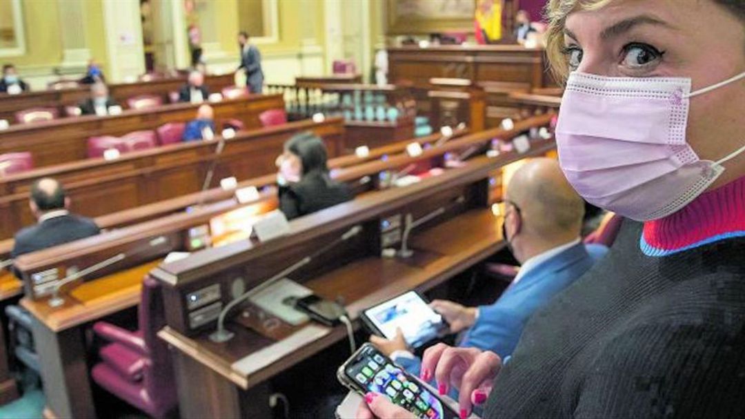 La diputada socialista Naira Alemán capturada por el fotógrafo Rafa Avero en el último Pleno del Parlamento de Canarias La diputada socialista Naira Alemán capturada por el fotógrafo Rafa Avero en el último Pleno del Parlamento de Canarias