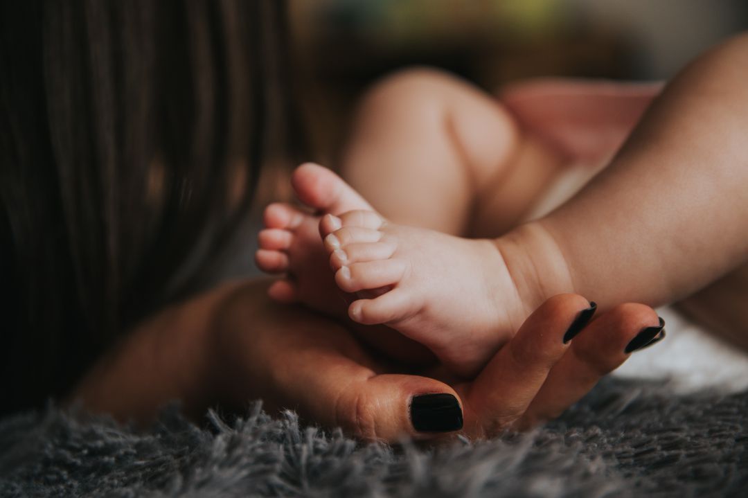 Una madre con su hijo Una madre con su hijo