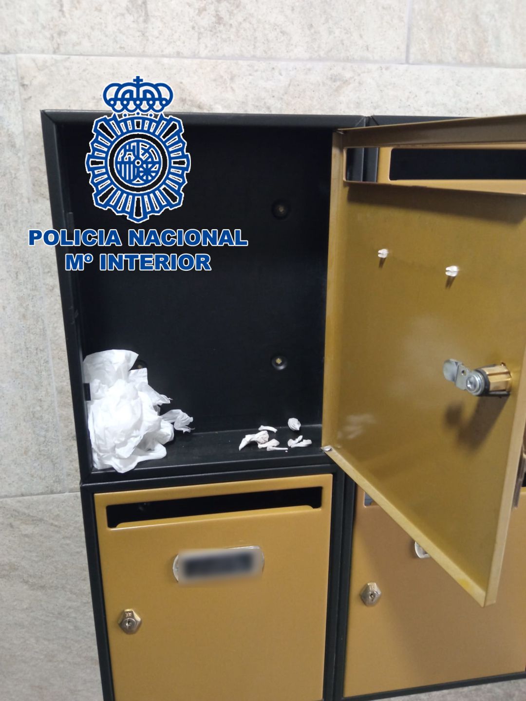Buzón del domicilio en el que se localizaron sustancias estupefacientes Buzón del domicilio en el que se localizaron sustancias estupefacientes