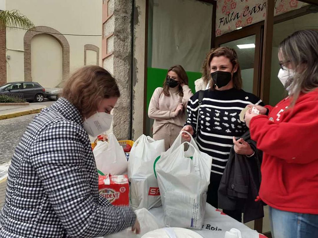 Recogida de alimentos en los casales falleros de Oliva Recogida de alimentos en los casales falleros de Oliva