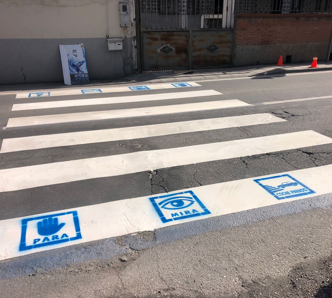 Paso de peatones con pictogramas especialmente dirigidos a personas con Trastorno del Espectro Autista (TEA) Paso de peatones con pictogramas especialmente dirigidos a personas con Trastorno del Espectro Autista (TEA)