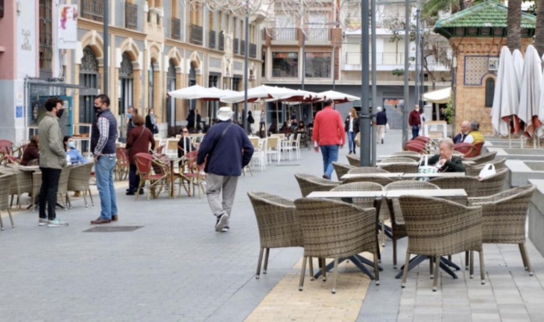 Entre las medidas de la capital destaca la simplificación del trámite para la ampliación de las terrazas. Entre las medidas de la capital destaca la simplificación del trámite para la ampliación de las terrazas.