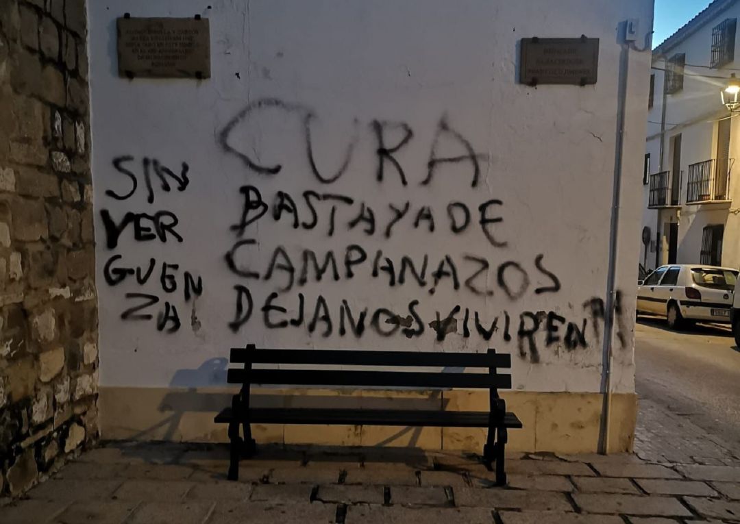 Una de las pintadas aparecidas esta mañana en la Iglesia del Salvador de Baeza Una de las pintadas aparecidas esta mañana en la Iglesia del Salvador de Baeza