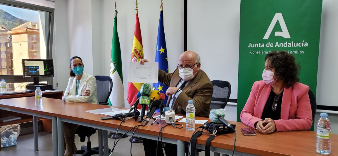 La delegada del Gobierno Andaluz en Jaén, Maribel Lozano; el consejero de Salud Jesús Aguirre y la viceconsejera de Salud Catalina García. La delegada del Gobierno Andaluz en Jaén, Maribel Lozano; el consejero de Salud Jesús Aguirre y la viceconsejera de Salud Catalina García.